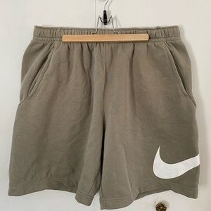 New without tags Nike mens shorts. Size large. Green